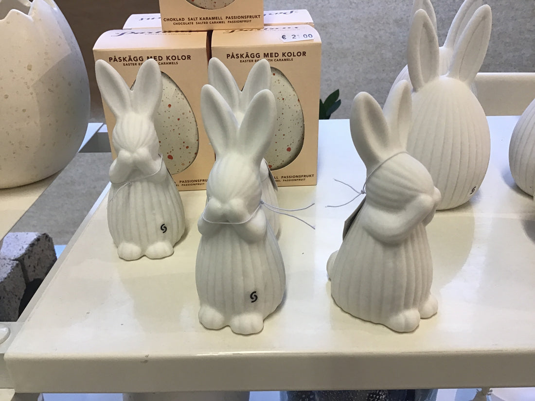 Pupu, raidallinen ,  kädet silmillä, Astrid