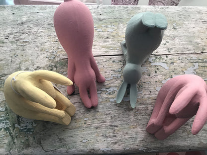 Pupu, joogaava ( jalat ylhäällä), pinkki