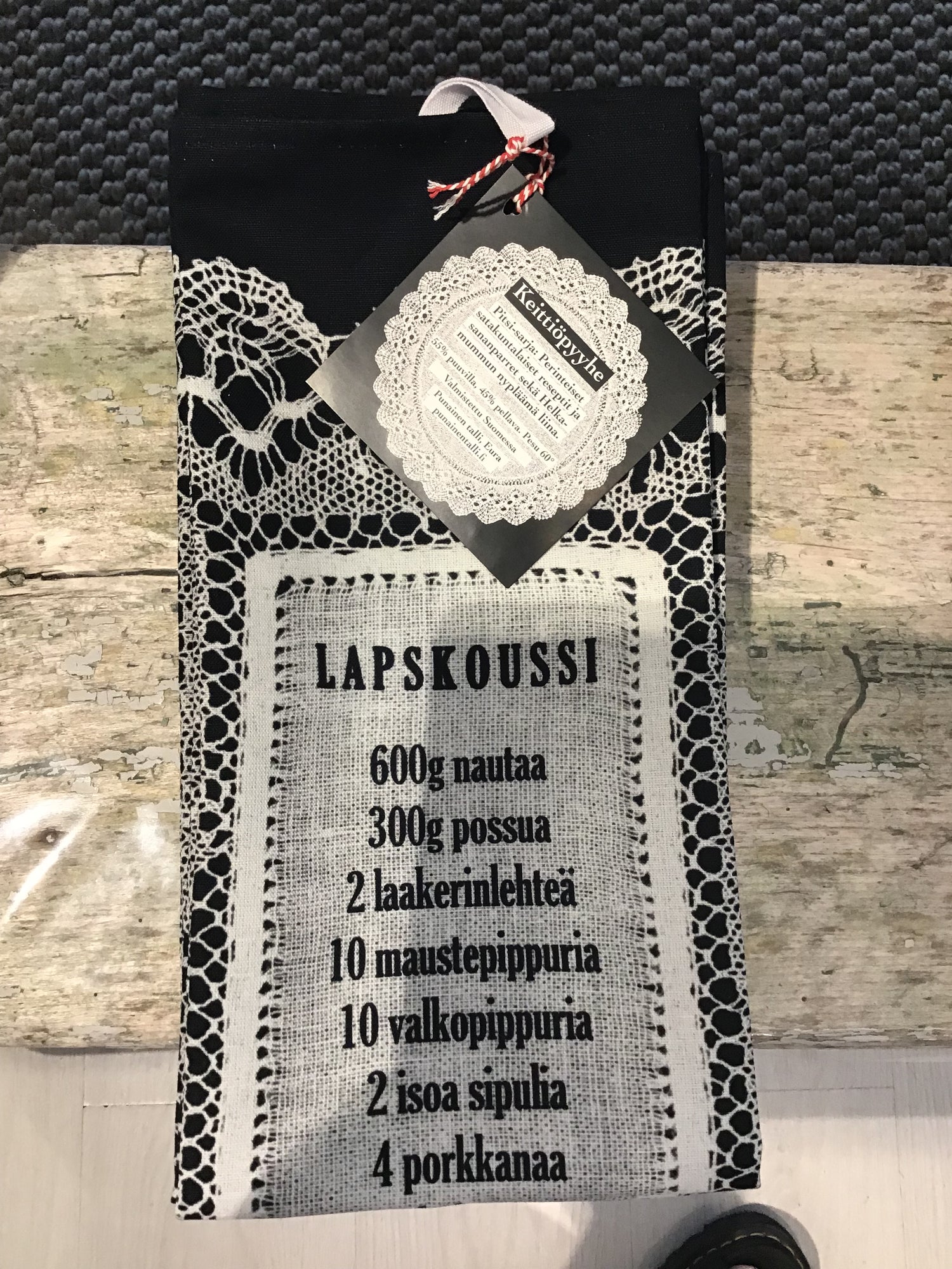 Punainen talli Rauman Pitsi- keittiöpyyhe Lapskoussi