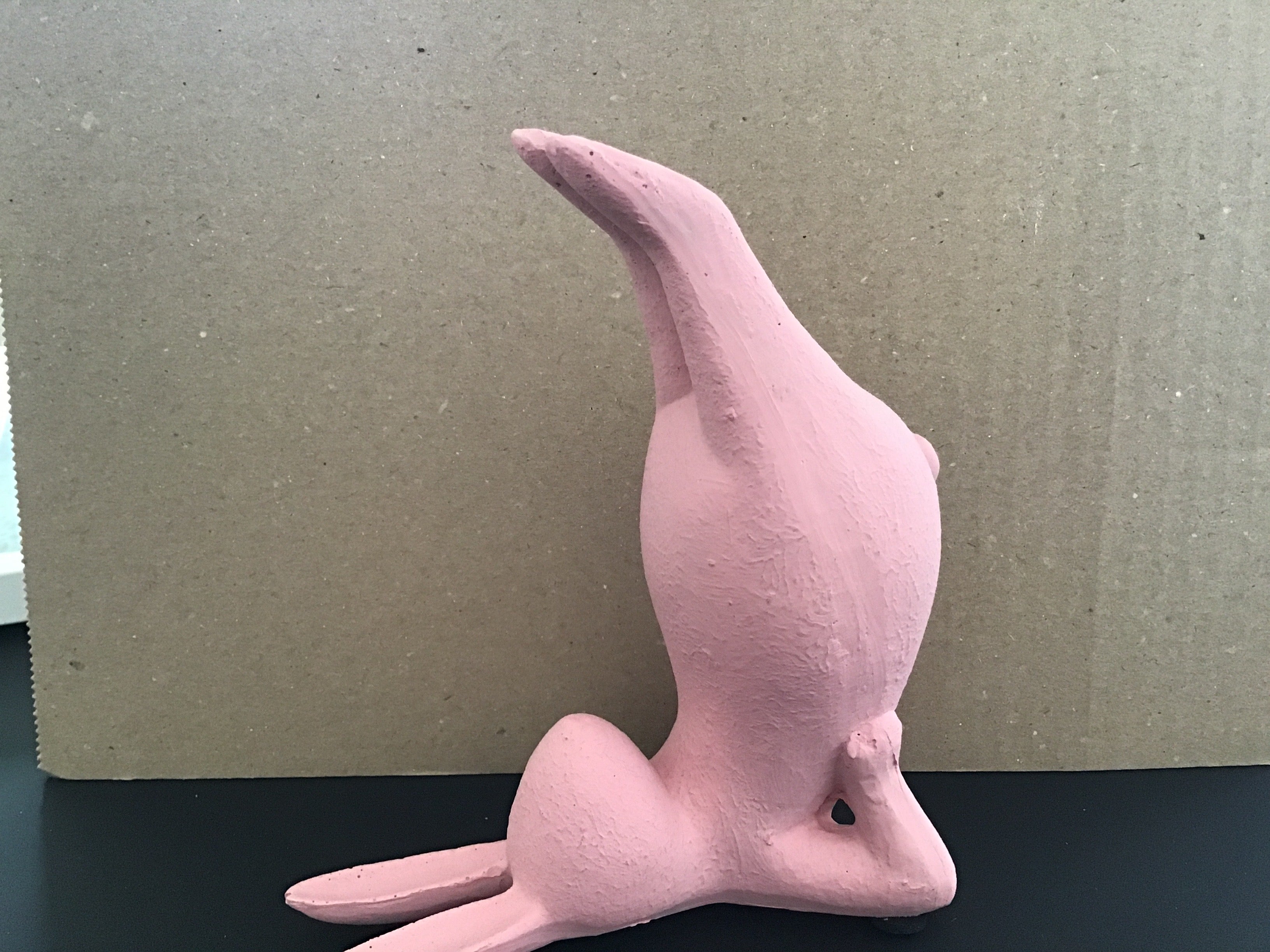 Pupu, joogaava ( jalat ylhäällä), pinkki