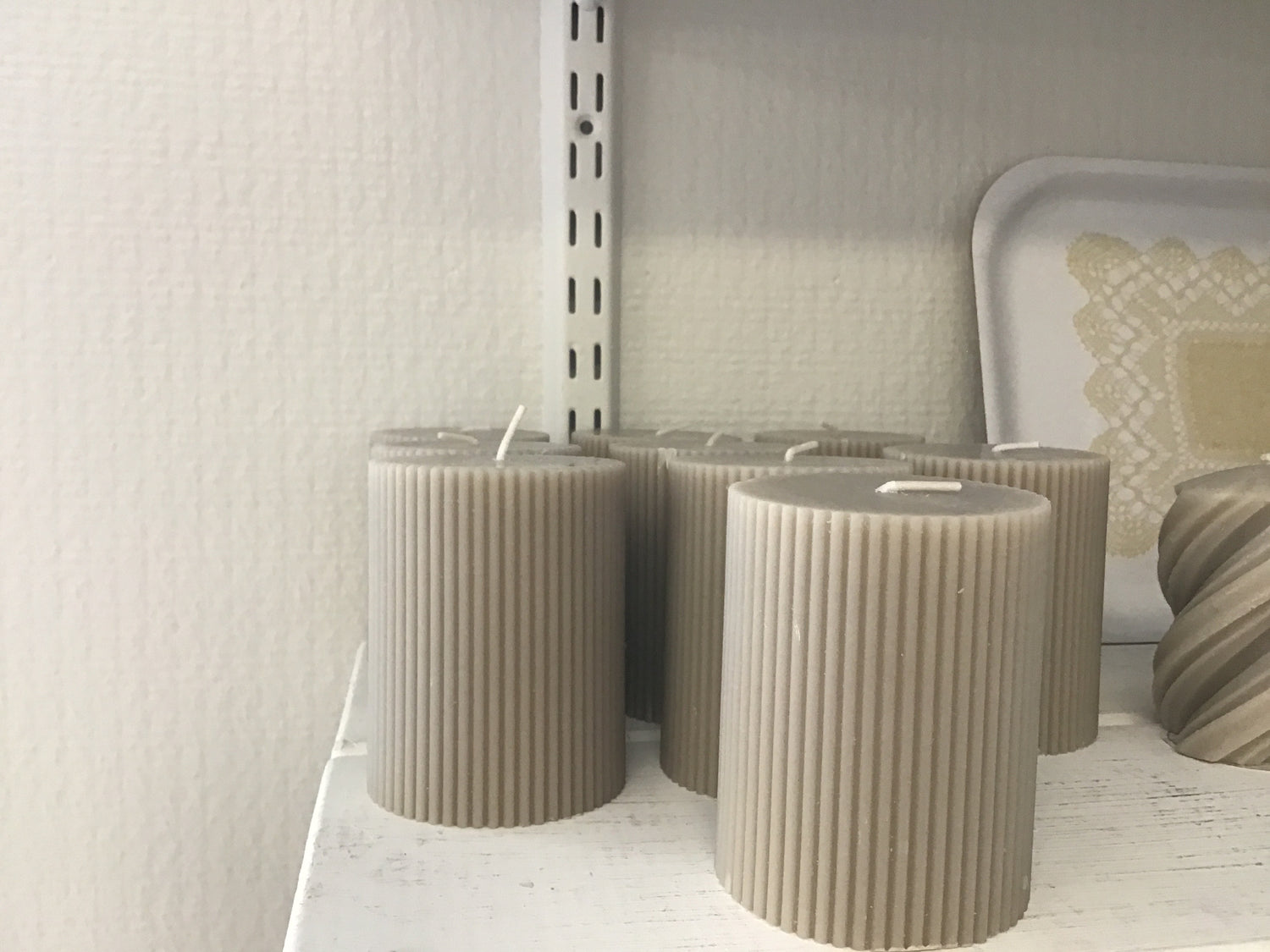 RM pilarikynttilä, beige 7x9cm