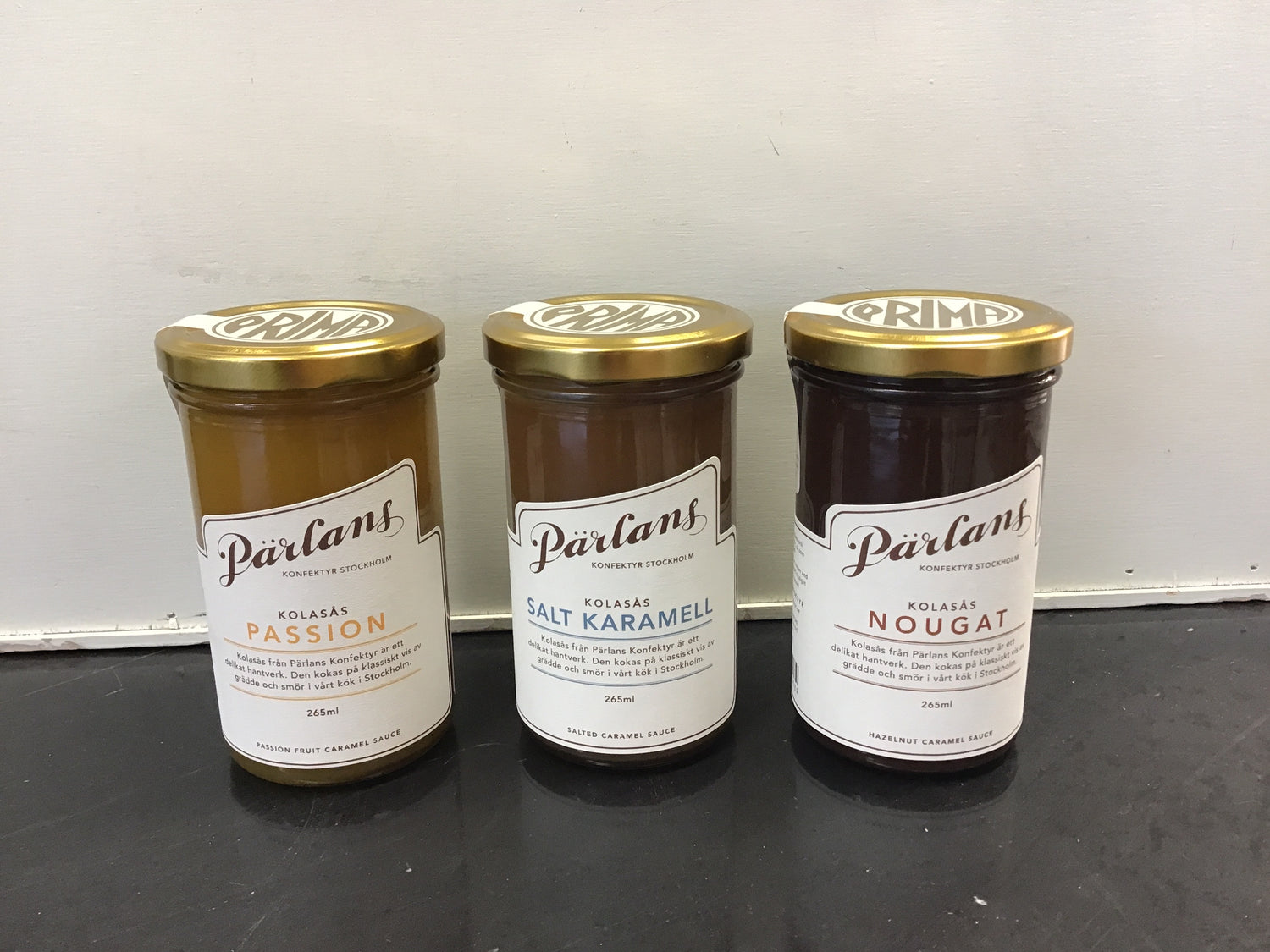 Pärlans kolakastike, passionhedelmä.