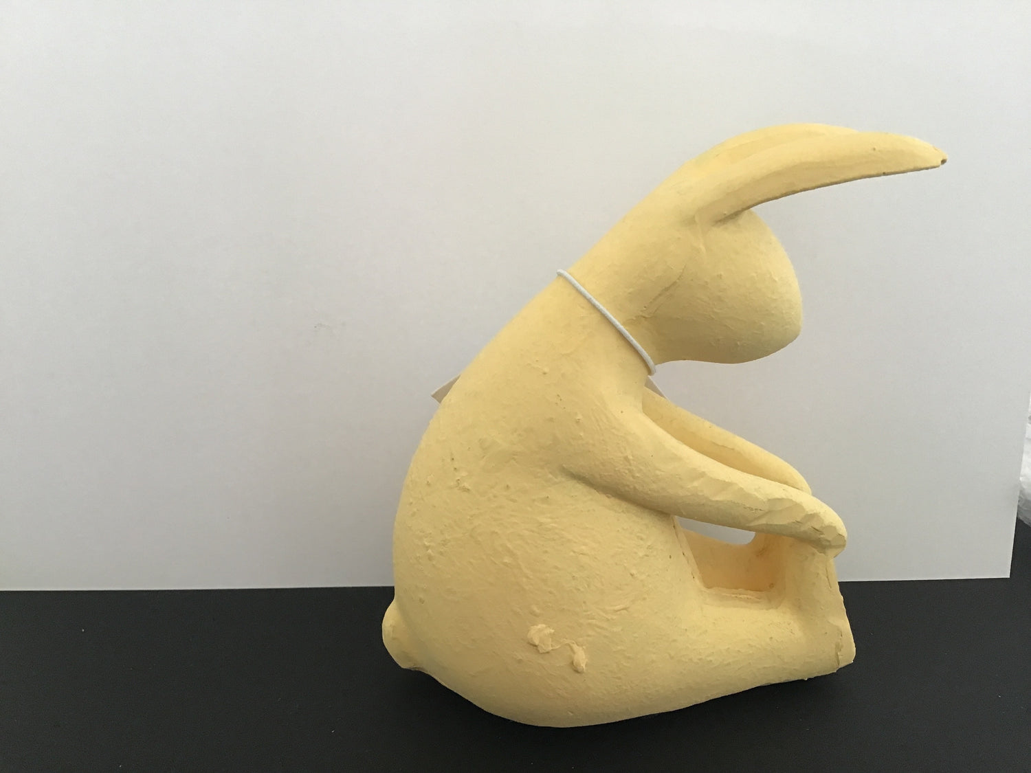 Pupu istuva, keltainen.