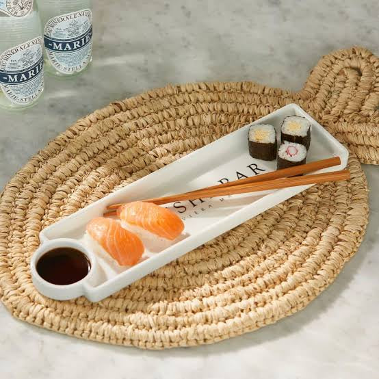 Sushi lautanen ja tikut