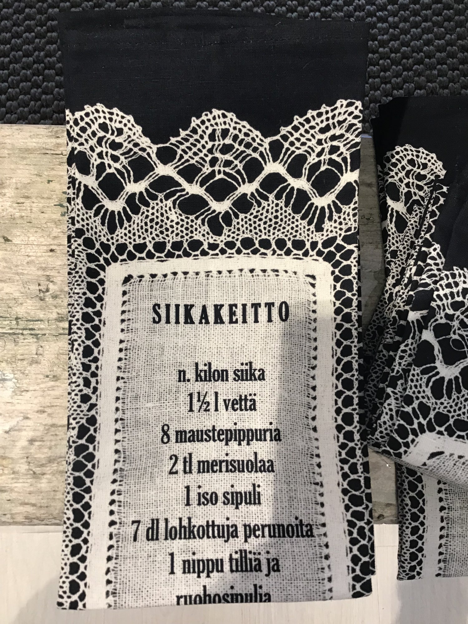 Punainen talli Rauman Pitsi- keittiöpyyhe Siikakeitto