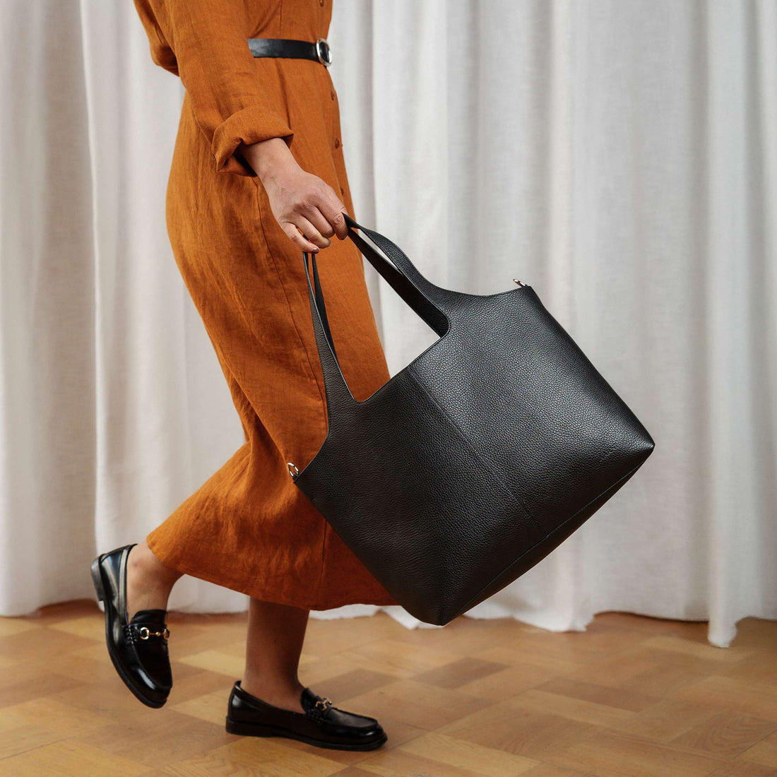 Aava Tote-laukku, musta