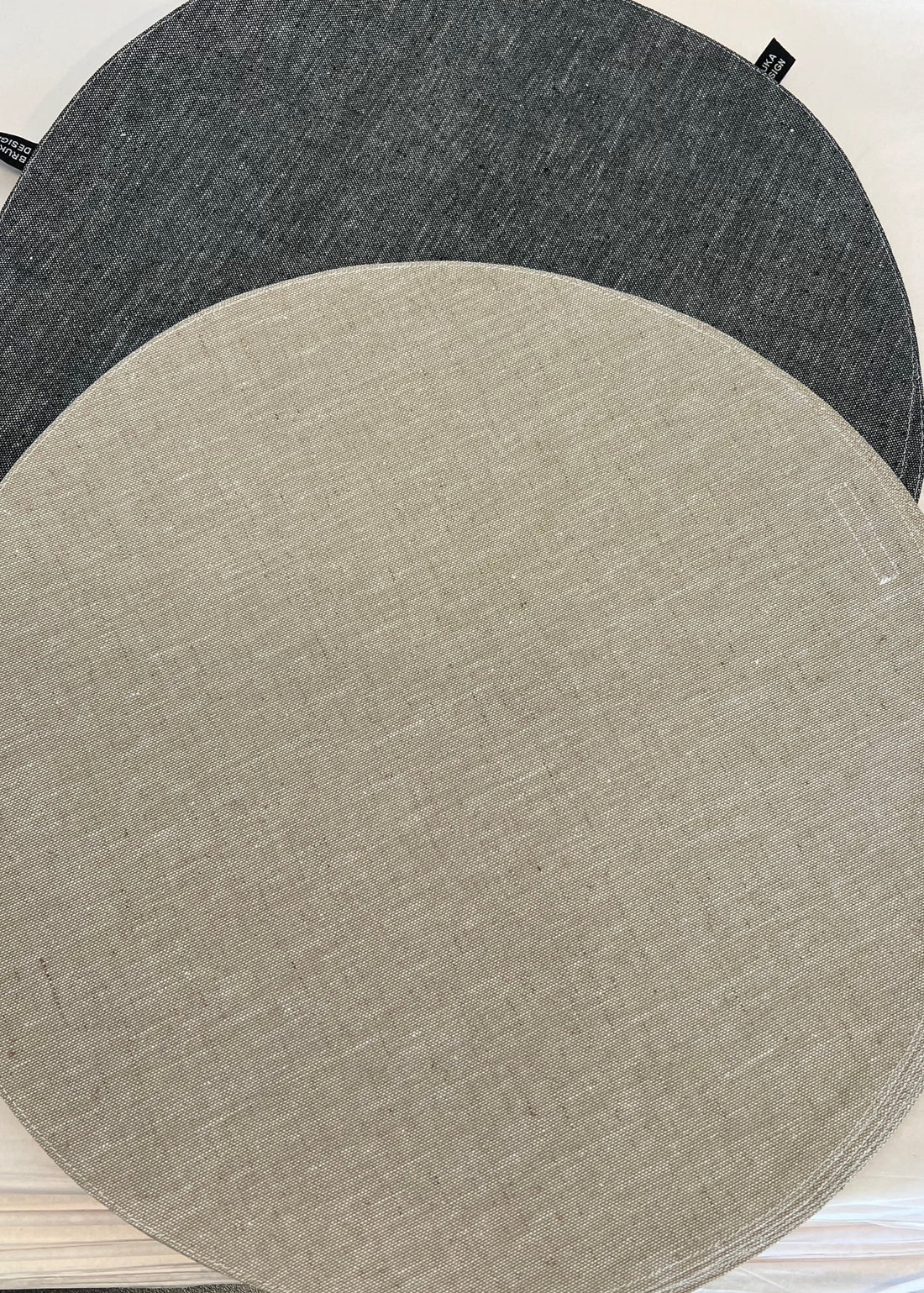 Tabletti ruokapöydälle pyöreä meleerattu musta tai beige
