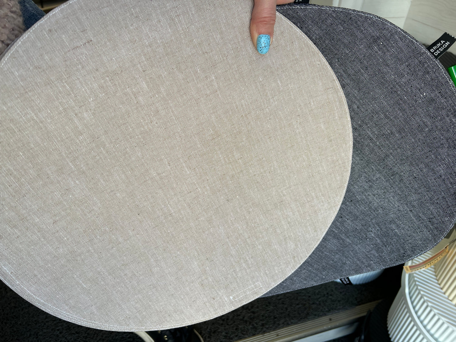 Tabletti ruokapöydälle pyöreä meleerattu musta tai beige