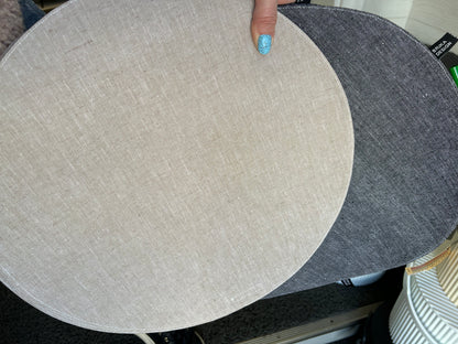 Tabletti ruokapöydälle pyöreä meleerattu musta tai beige