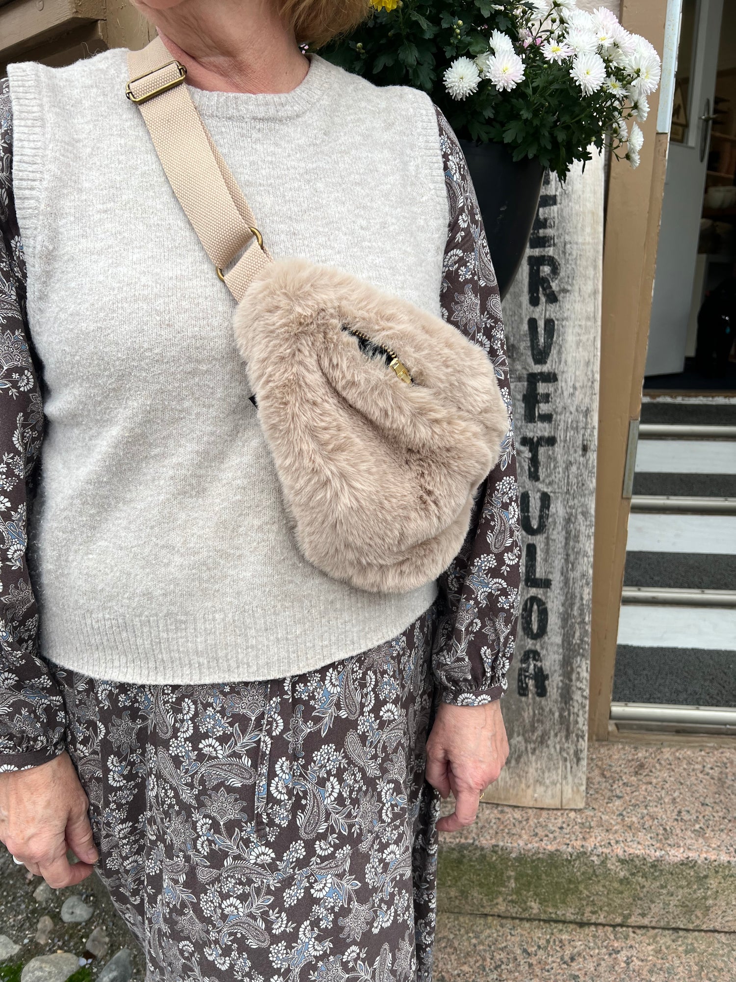 Tekoturkisvyölaukku Banana bag taupe, 32x15 cm