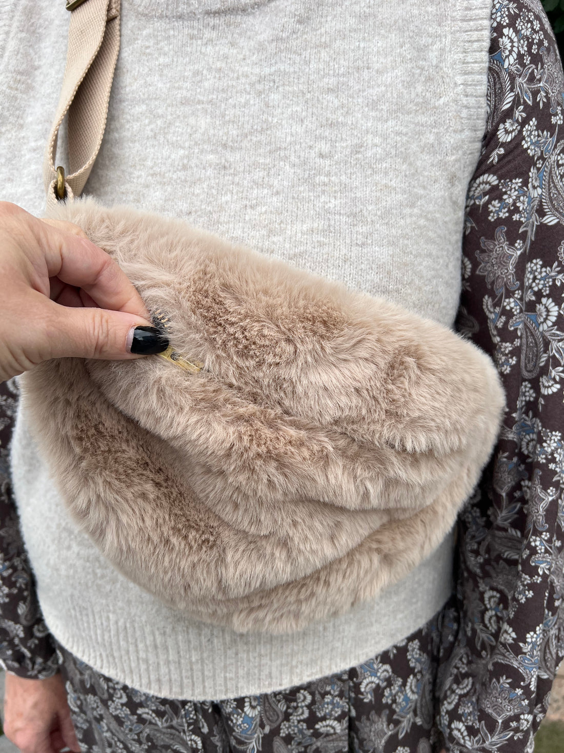 Tekoturkisvyölaukku Banana bag taupe, 32x15 cm