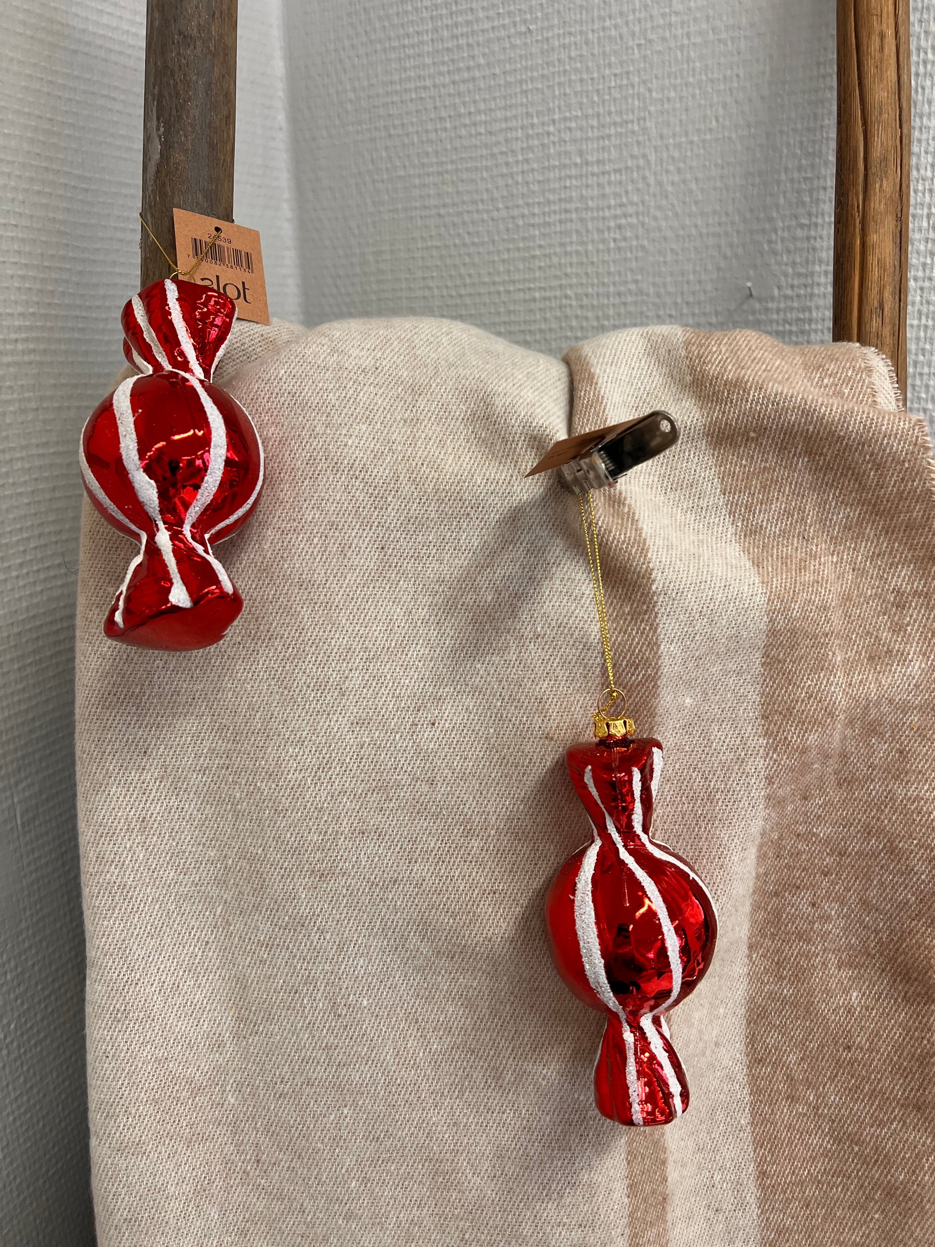 Lasinen karkin muotoinen koriste, ripustettava punavalkoinen