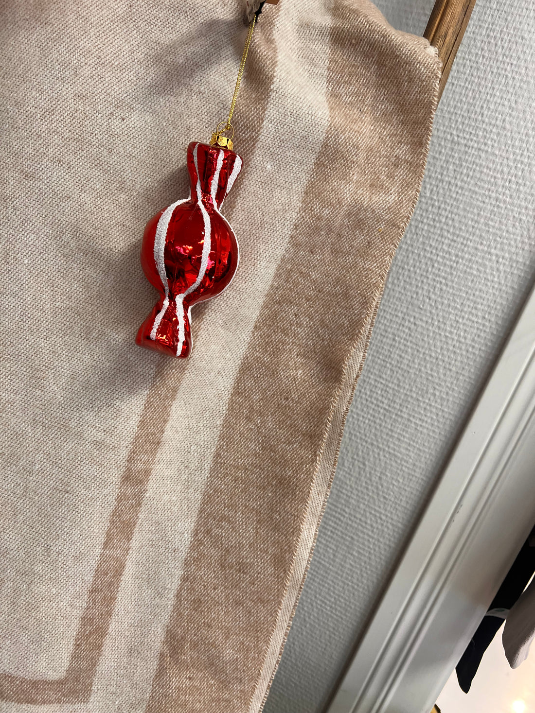 Lasinen karkin muotoinen koriste, ripustettava punavalkoinen