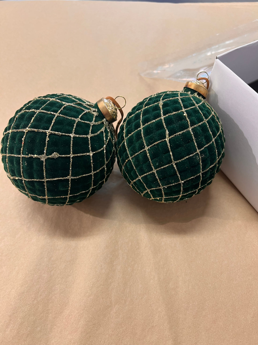 Lasinen joulukoriste, sametin tuntuinen pallo, vihreä/kulta 2 kpl pakk.