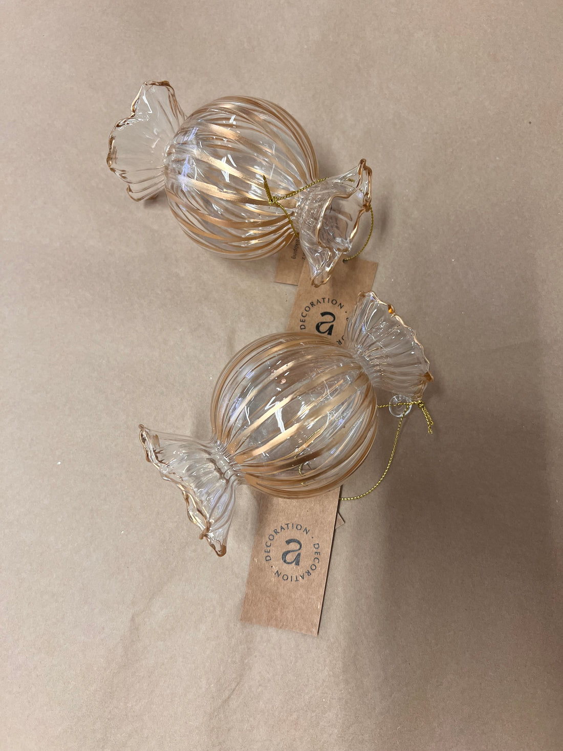 Lasinen karkin muotoinen koriste, ripustettava kultaraidallinen