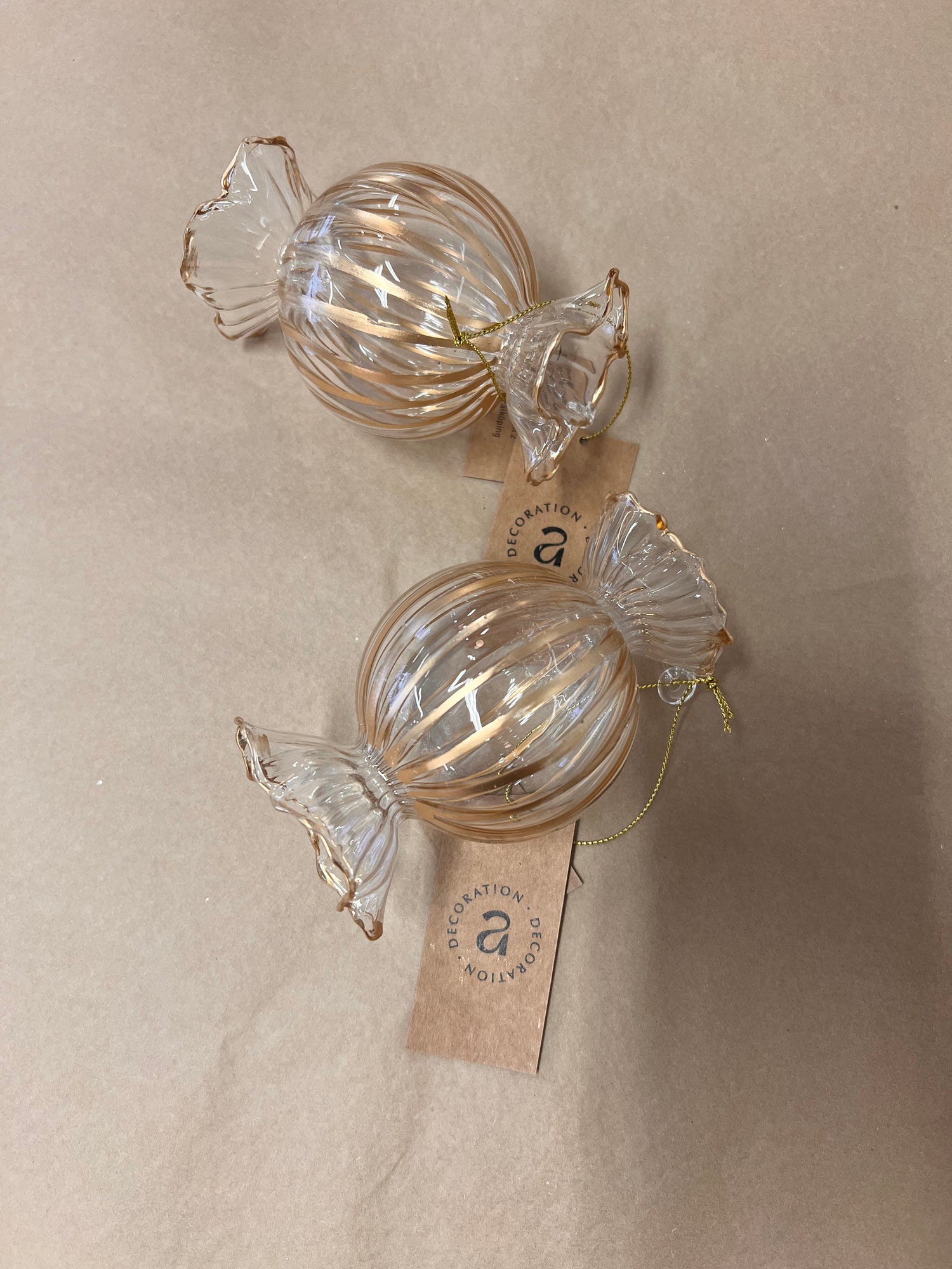 Lasinen karkin muotoinen koriste, ripustettava kultaraidallinen