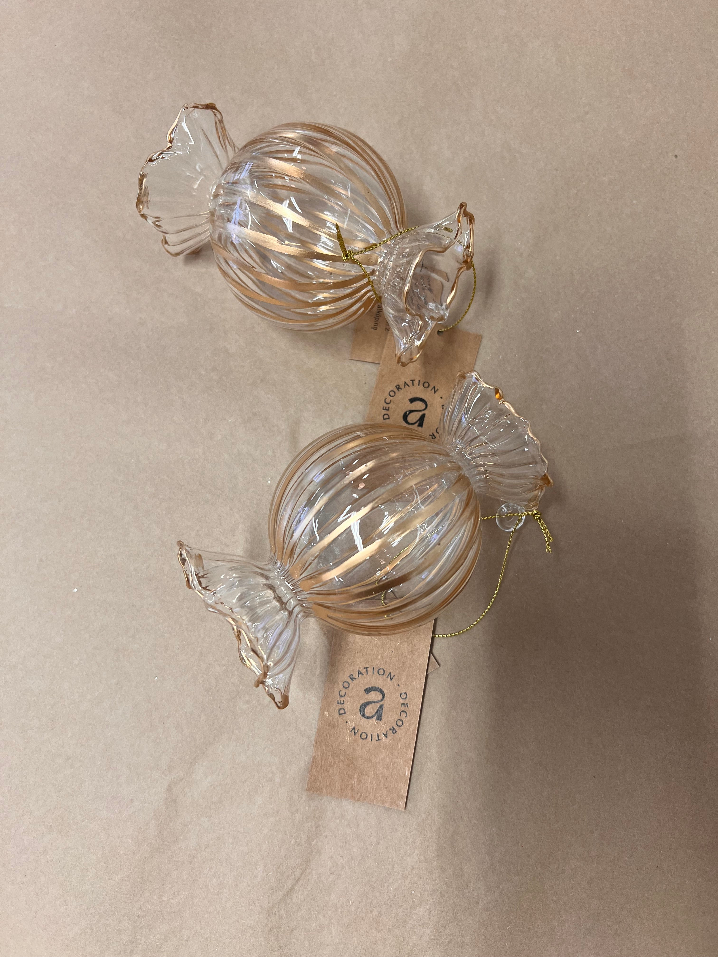 Lasinen karkin muotoinen koriste, ripustettava kultaraidallinen