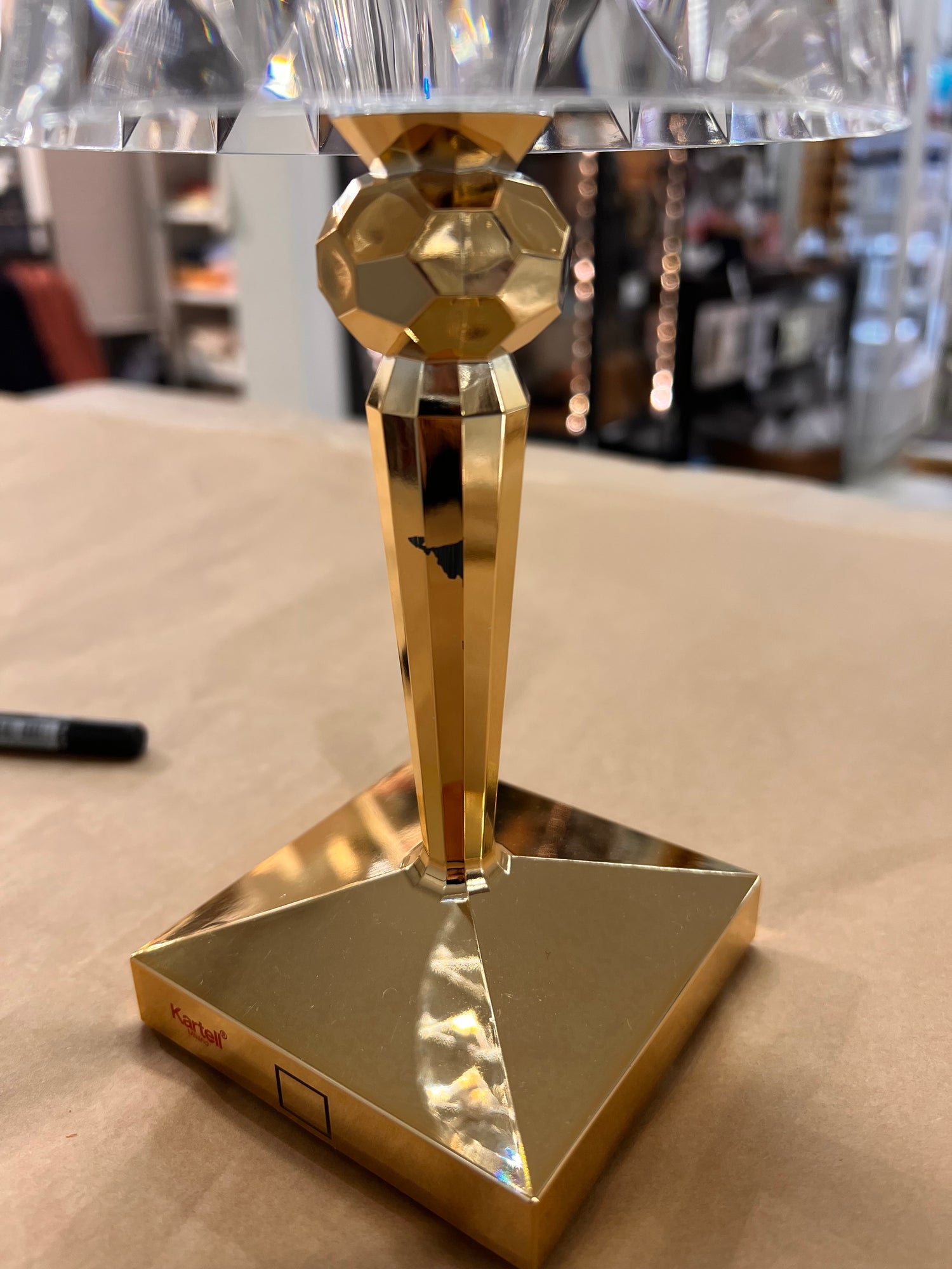 BATTERY pöytävalaisin - kulta