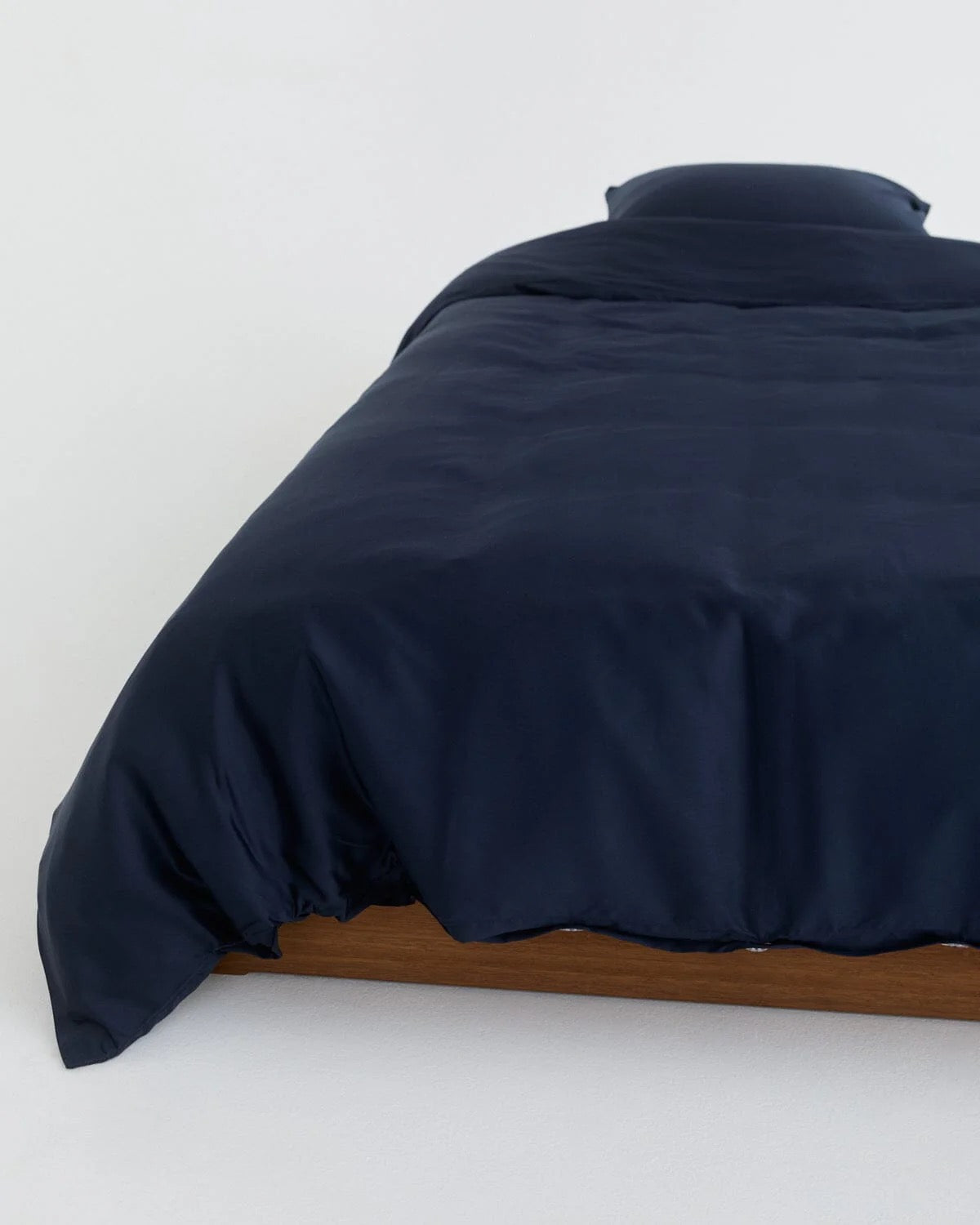 Satiinintuntuinen pussilakana- ja tyynyliinasetti 100 % bambua eri väreissä