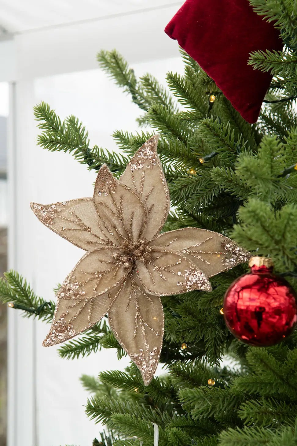 Samettikankaasta valmistettu kaunis kukka, metalliklipsillä