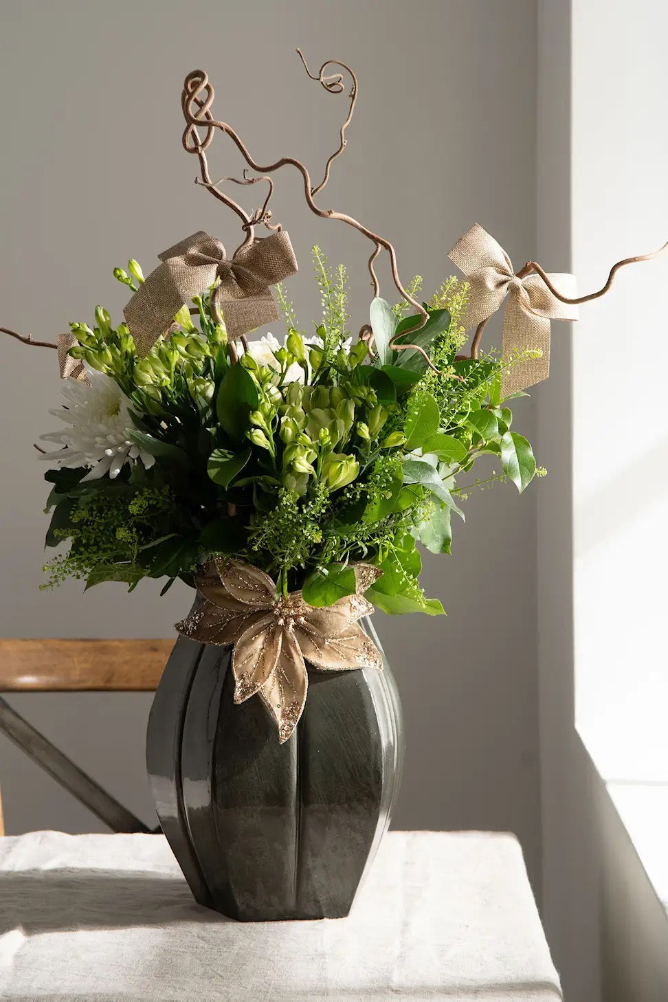 Samettikankaasta valmistettu kaunis kukka, metalliklipsillä