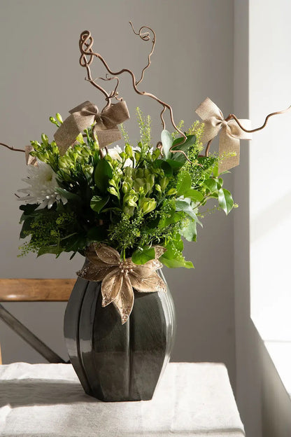 Samettikankaasta valmistettu kaunis kukka, metalliklipsillä