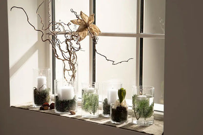 Samettikankaasta valmistettu kaunis kukka, metalliklipsillä