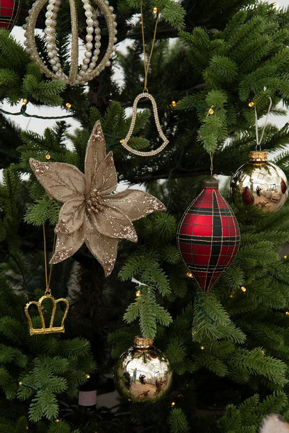 Samettikankaasta valmistettu kaunis kukka, metalliklipsillä