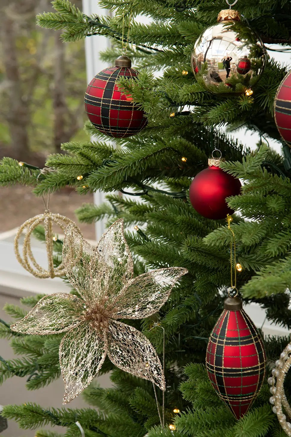 Kultaisesta läpinäkyvästä kankaasta valmistettu kaunis kukka, metalliklipsillä