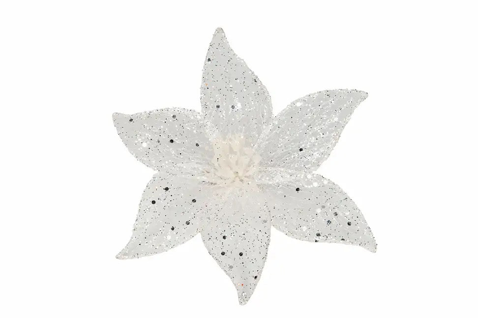 Valkoisesta kankaasta valmistettu kaunis kukka, metalliklipsillä