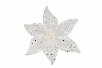 Valkoisesta kankaasta valmistettu kaunis kukka, metalliklipsillä