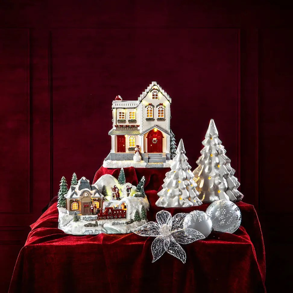 Valkoisesta kankaasta valmistettu kaunis kukka, metalliklipsillä