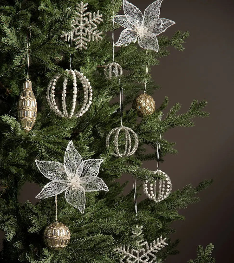 Valkoisesta kankaasta valmistettu kaunis kukka, metalliklipsillä