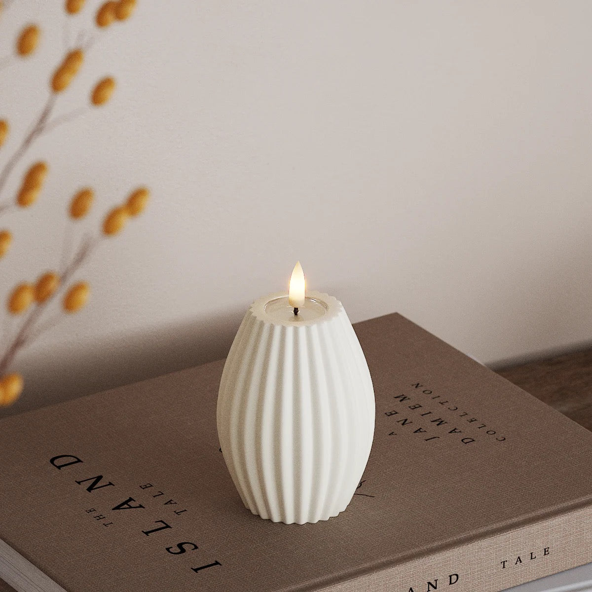 Uritettu LED-kynttilä 10 cm valkoinen tai hiekka