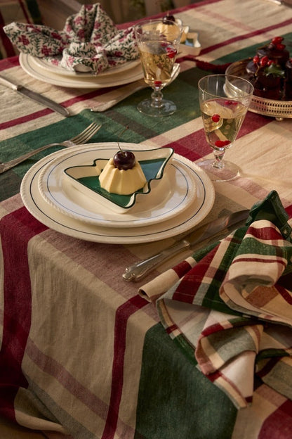 Pieni lautanen kuusen muotoinen