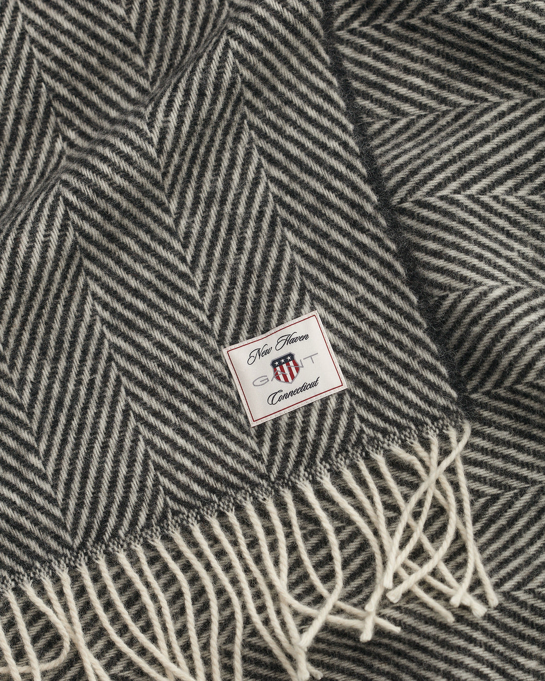 Kalanruotokuvioinen villainen torkkupeitto, useassa eri värissä