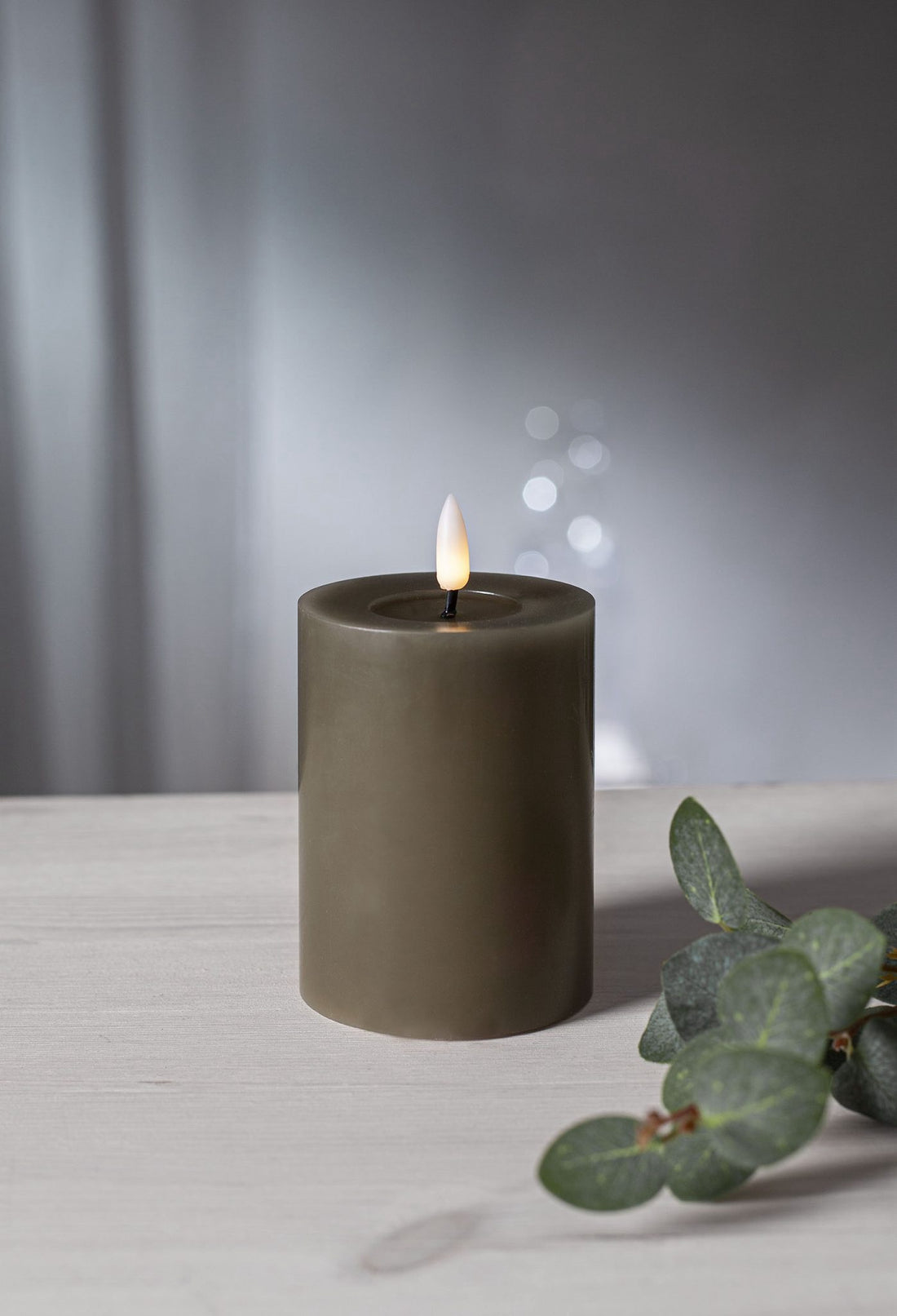 Flamme Flow LED - kynttilä 12,5 cm beige tai ruskea