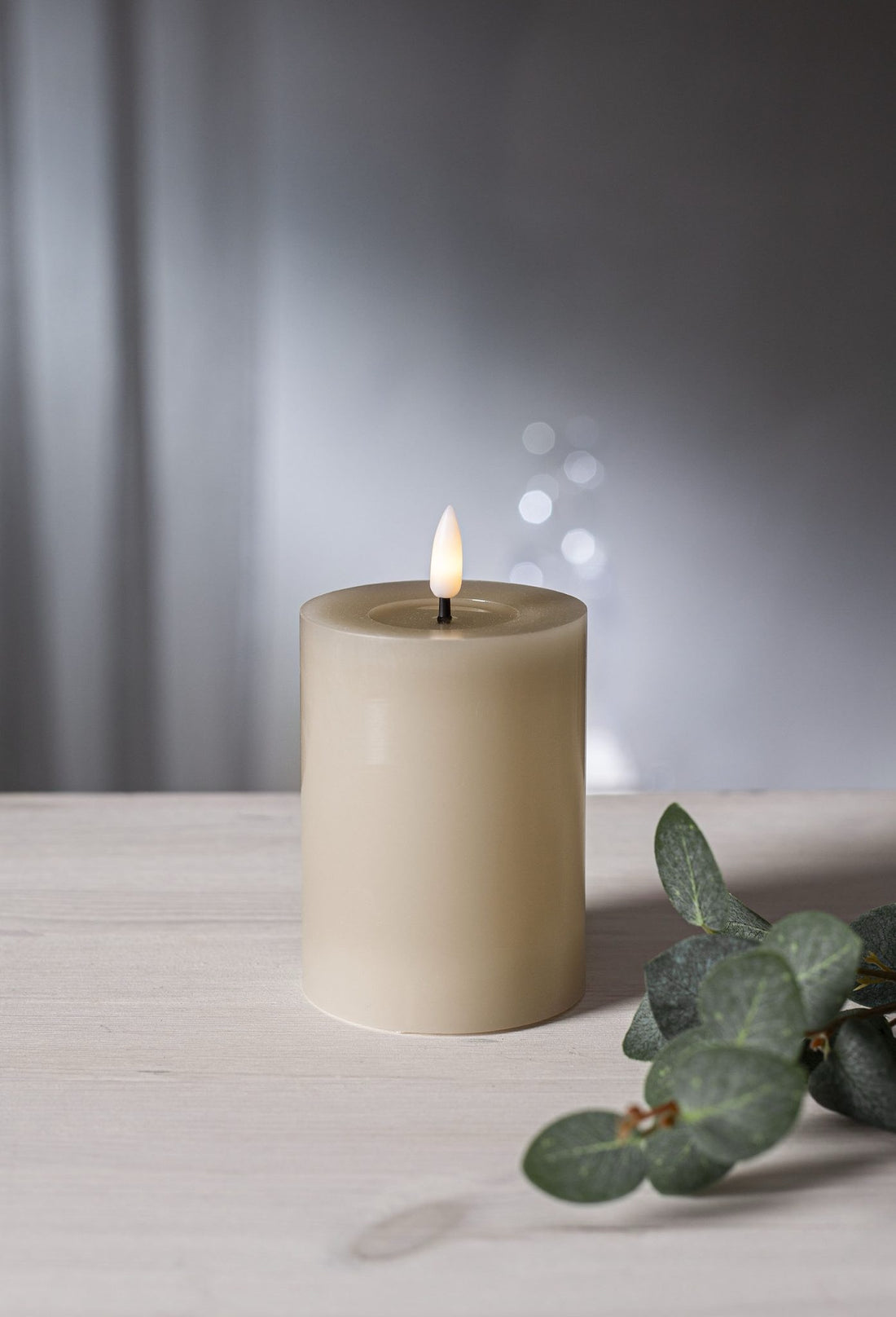 Flamme Flow LED - kynttilä 12,5 cm beige tai ruskea