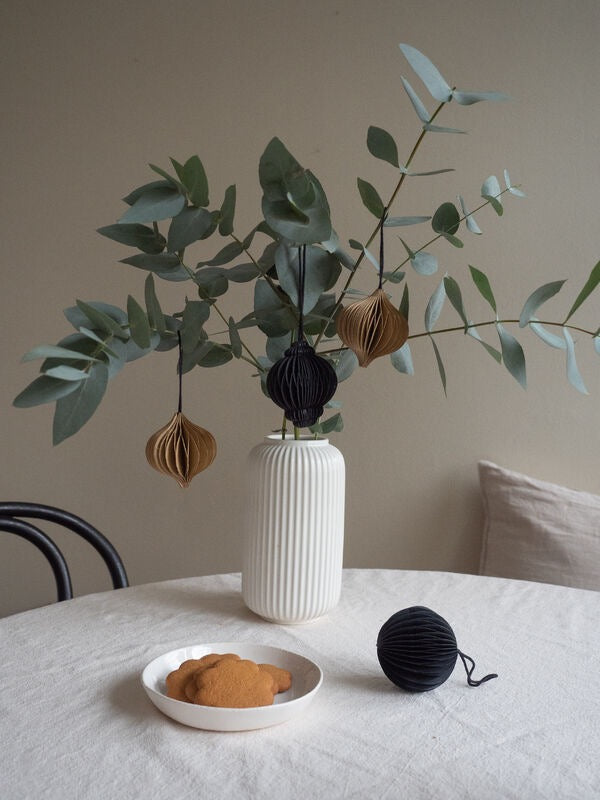 Roikkuva Paperikoriste musta