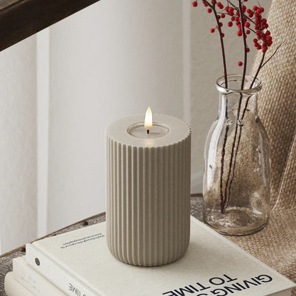 Hiekansävyinen raitakuvioinen led-kynttilä 8x12,5 cm