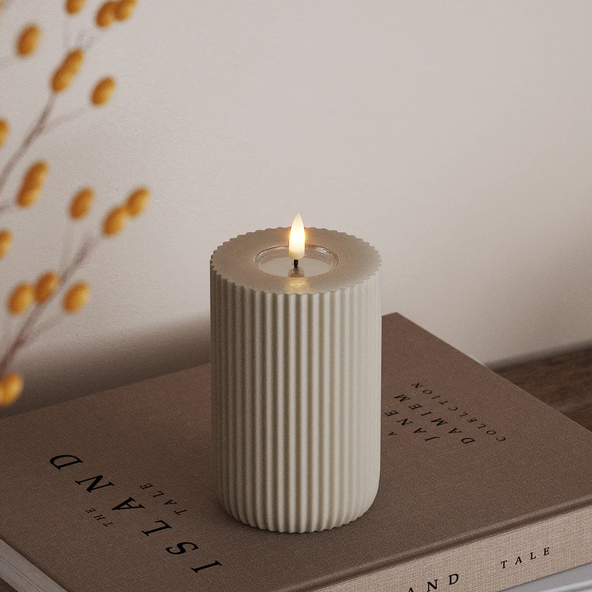 Hiekansävyinen raitakuvioinen led-kynttilä 8x12,5 cm
