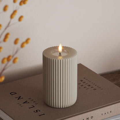 Hiekansävyinen raitakuvioinen led-kynttilä 8x12,5 cm