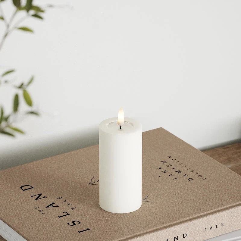 Valkoinen LED-kynttilä 5x10 cm