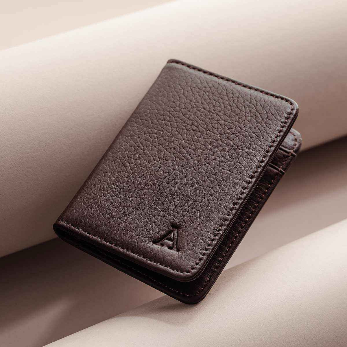 Nahkainen lompakko, eri värejä